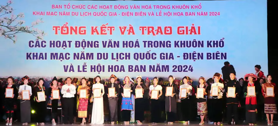 Tổng kết và trao giải xòe Thái, khèn Mông, trình diễn trang phục các dân tộc